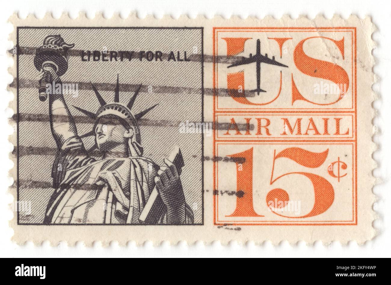 USA - 1961: Eine 15 Cent schwarze und orangefarbene Air Post-Marke, die die Freiheitsstatue darstellt. Für die Vorauszahlung des Portos für alle per Luftpost versandten versandbaren Sachen. Kolossale neoklassische Skulptur auf Liberty Island im New Yorker Hafen in New York City, in den Vereinigten Staaten. Die Kupferstatue, ein Geschenk des französischen Volkes, wurde vom französischen Bildhauer Frédéric Auguste Bartholdi entworfen und ihr Metallrahmen wurde von Gustave Eiffel gebaut. Die Statue wurde am 28. Oktober 1886 eingeweiht. Die Statue ist eine Figur von Libertas, einer robeten römischen Freiheitsgöttin Stockfoto