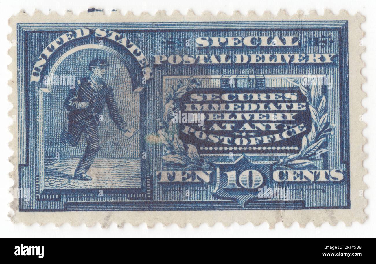 USA - 1895: Eine 10 Cent blaue Sonderausgabe-Marke, die Messenger Running zeigt. Wenn sie an einen Brief oder Artikel mit versandfähigen Sachen angebracht wurde, sicherte sie sich eine sofortige Lieferung zwischen 7 Uhr und Mitternacht an jedem Postamt Stockfoto