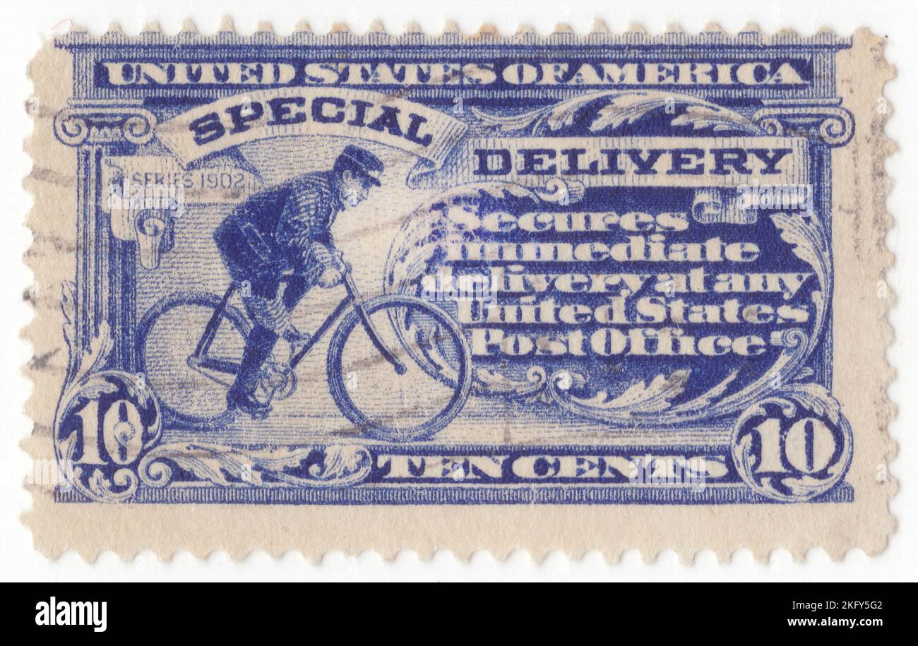 USA - 1902: Ein 10 Cent ultramariner Sonderlieferungsstempel, der Messenger auf Fahrrad zeigt. Wenn sie an einen Brief oder Artikel mit versandfähigen Sachen angebracht wurde, sicherte sie sich eine sofortige Lieferung zwischen 7 Uhr und Mitternacht an jedem Postamt Stockfoto