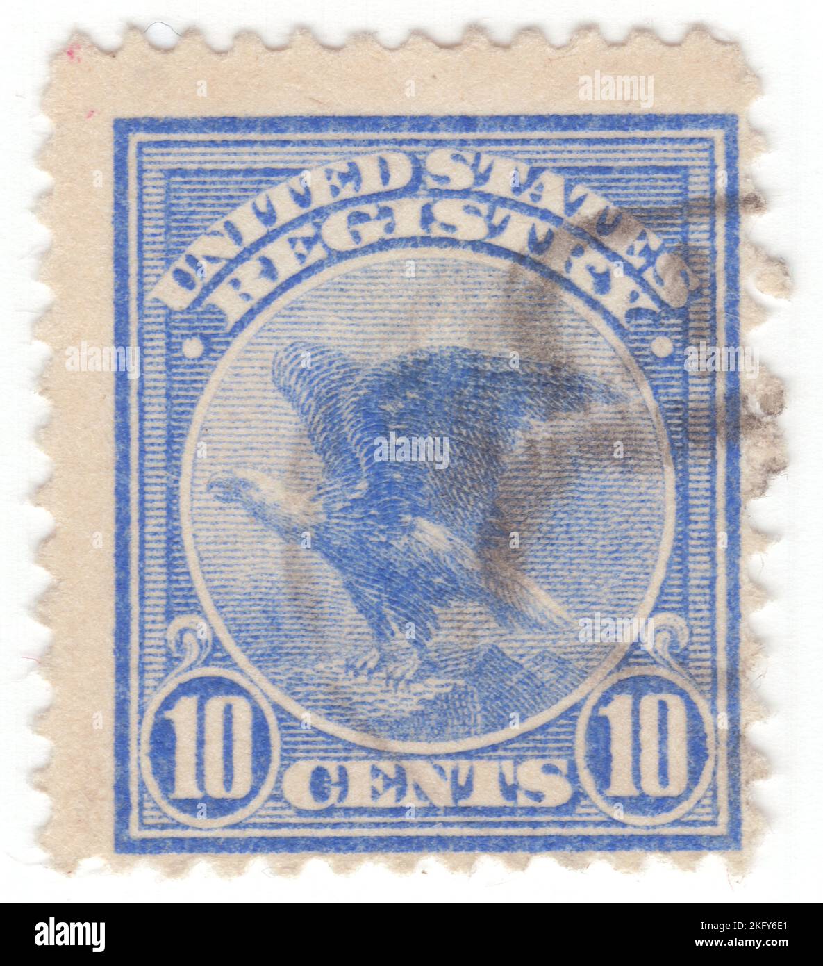 USA - 1911. Dezember 1: Ein 10 Cent Ultramarin Registration Stempel, der American Eagle zeigt. Das US-Postamt gab Amerikas ersten und einzigen Registrierungsstempel für die Vorauszahlung von Registrierungsgebühren heraus. Diese neue Briefmarke konnte nur zur Zahlung der Registrierungsgebühr verwendet werden und war nicht für das reguläre Porto gültig. Wenn diese Briefmarke zusätzlich zum regulären Porto verwendet wird, wurde eine zusätzliche Gebühr für einen Brief oder ein Paket erhoben, die besondere Sorgfalt und Handhabung bot. Nach Erhalt des Artikels musste der Empfänger eine Quittung unterschreiben Stockfoto