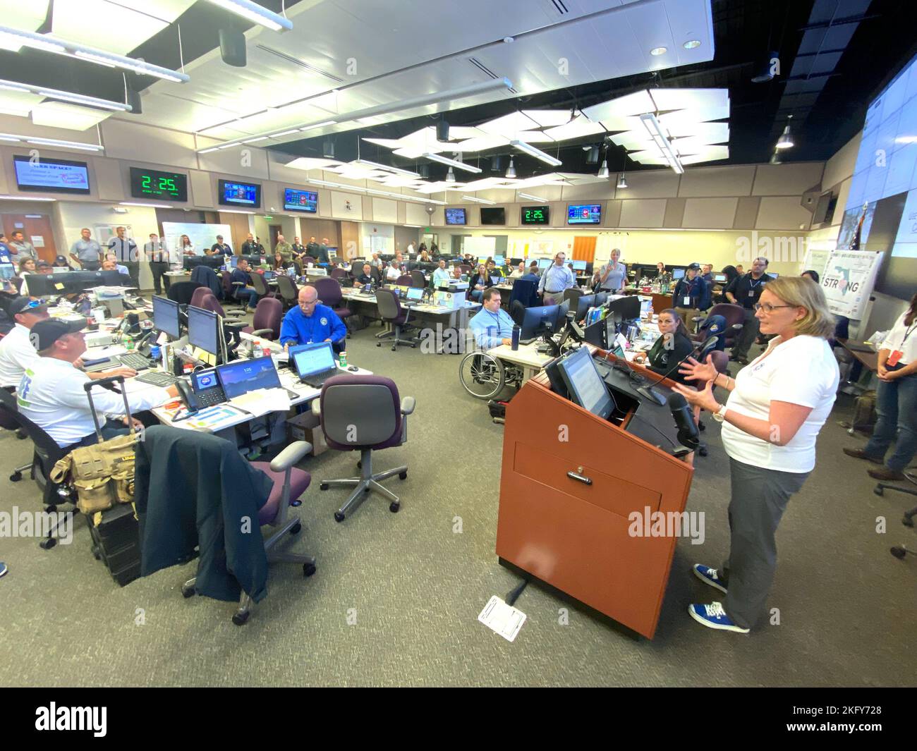 Fort Myers, FL, USA--10/15/2022--FEMA-Administratorin Deanne Criswell spricht mit den Disassater Response-Beamten des Lee County Emergency Operations Center. Jocelyn Augustino/FEMA Stockfoto