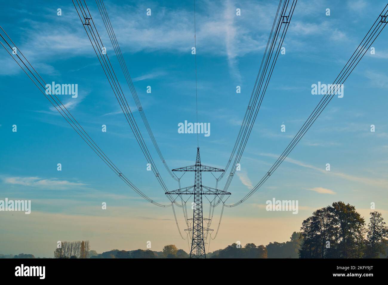 Stromleitung mit blauem Himmel. Hochwertige Fotos Stockfoto