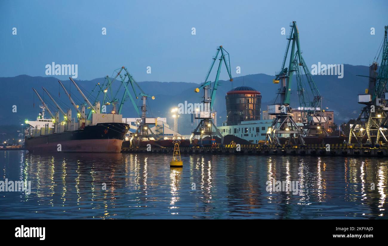 Frachthafen. Containerterminal und Entladen des Schiffes am Pier. Handels- und Logistikkonzept. Stockfoto