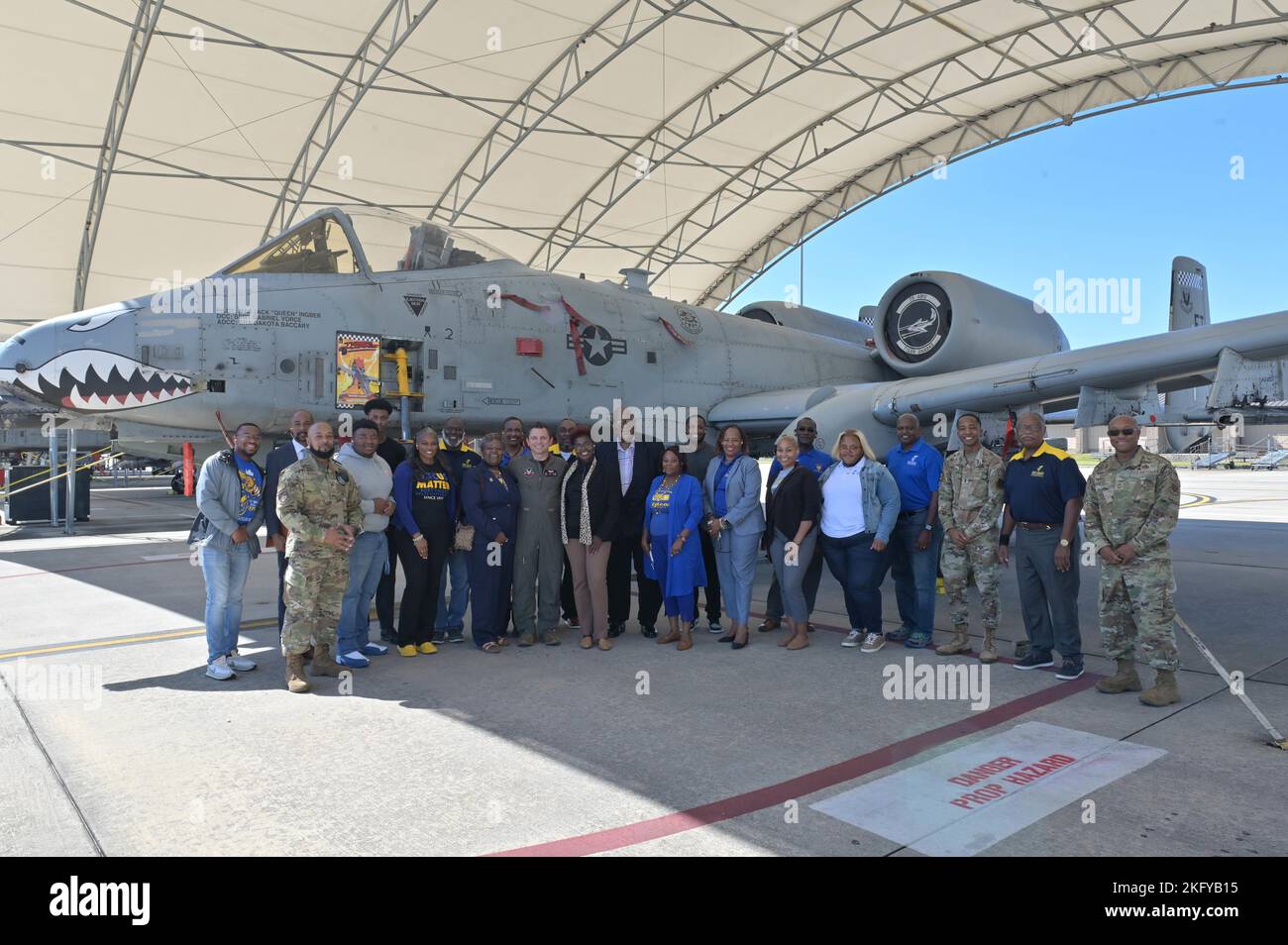 Dienstmitglieder der US Air Force und Besucher der Fort Valley State University posieren für ein Foto vor einem A-10C Thunderbolt II, der dem 75. Fighter Squadron auf der Moody Air Force Base, Georgia, zugewiesen wurde, 14. Oktober 2022. Im 23. Wing diskutierten FVSU-Mitglieder über Möglichkeiten der Zusammenarbeit zwischen der Basis und der Universität, um eine langfristige Arbeitsbeziehung aufzubauen. Stockfoto