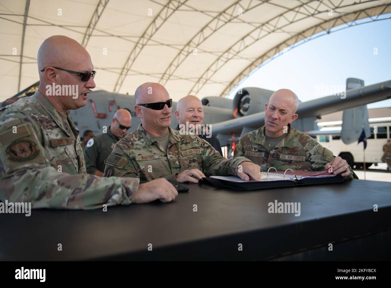 US Air Force Col. Michael Gallagher, 23. Kommandant der Mission Support Group, rechts; Col. Brett Waring, 476. Kommandant der Fighter Group, Mitte; und Chief Master Sgt. Jayson Johnston, 476. FG-Superintendent, links, inspiziert ein Flugzeugwartungsprotokoll während eines Top Tiger-Wettbewerbs auf der Moody Air Force Base, Georgia, 14. Oktober 2022. Top Tiger ist ein vierteljährlicher Wettbewerb, bei dem die engagierten und assistentenengagierten Crew-Chefs die Kenntnisse der Wartungsanweisungen der Luftwaffe, des Erscheinungsbilds von Uniformen und Flugzeugen sowie des Zustands ihrer Wartungsprotokolle für Flugzeuge testen. Stockfoto