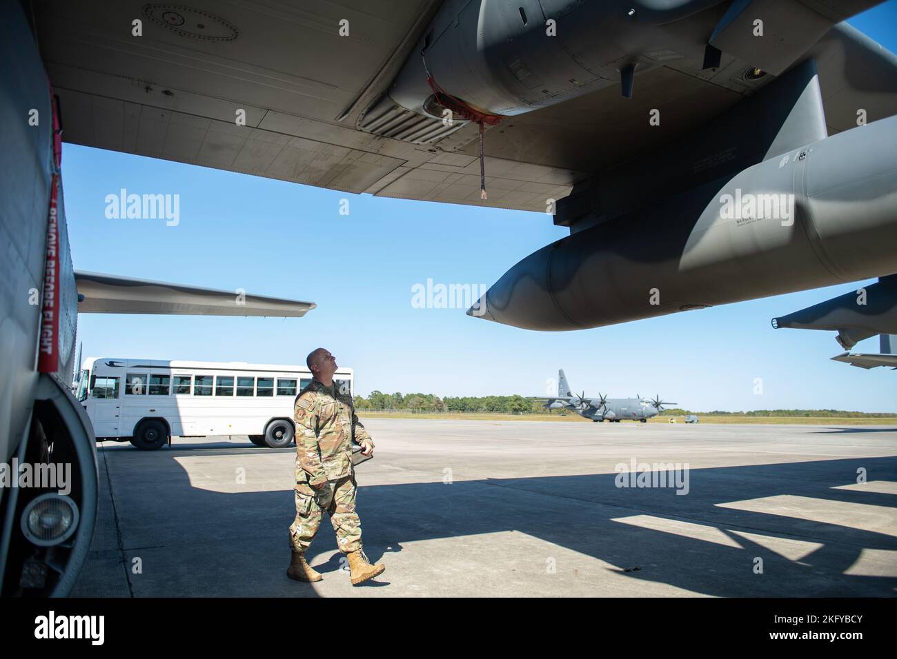 US Air Force Col. Brett Waring, Kommandant der 476. Fighter Group, inspiziert einen HC-130J Combat King II während eines Top Tiger Wettbewerbs auf der Moody Air Force Base, Georgia, am 14. Oktober 2022. Top Tiger ist ein vierteljährlicher Wettbewerb, bei dem die engagierten und assistentenengagierten Crew-Chefs die Kenntnisse der Wartungsanweisungen der Luftwaffe, des Erscheinungsbilds von Uniformen und Flugzeugen sowie des Zustands ihrer Wartungsprotokolle für Flugzeuge testen. Stockfoto