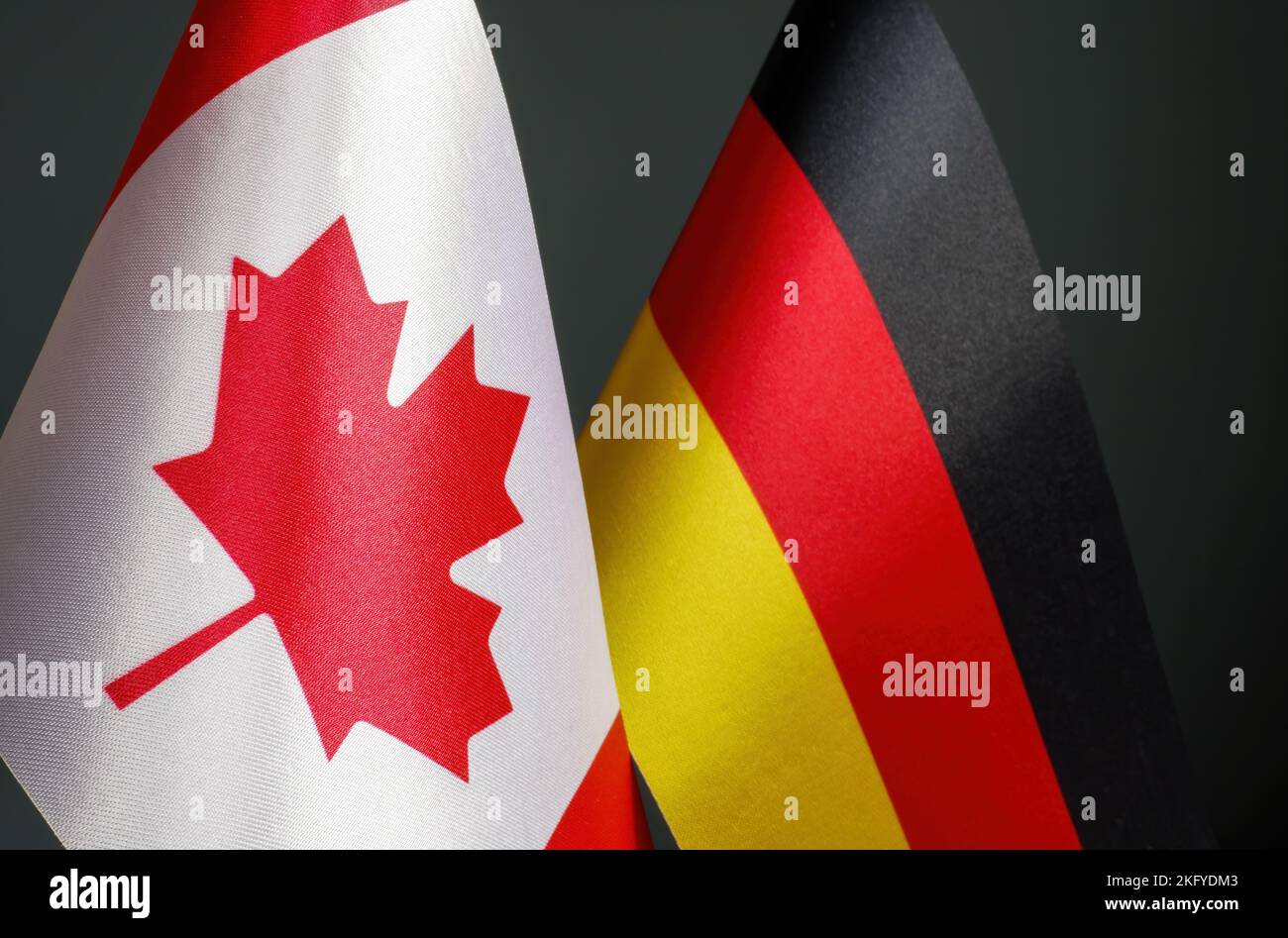 Nahaufnahme kleiner Flaggen Kanadas und Israels. Stockfoto