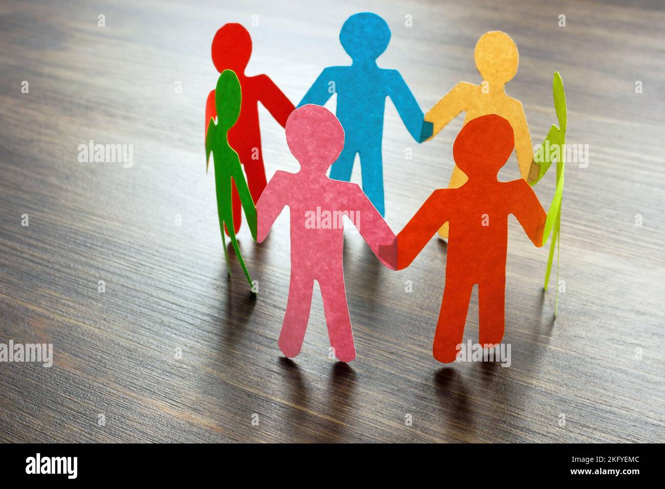 Ein Kreis von farbigen Papiermännern. Konzept von Vielfalt und Einbeziehung. Stockfoto