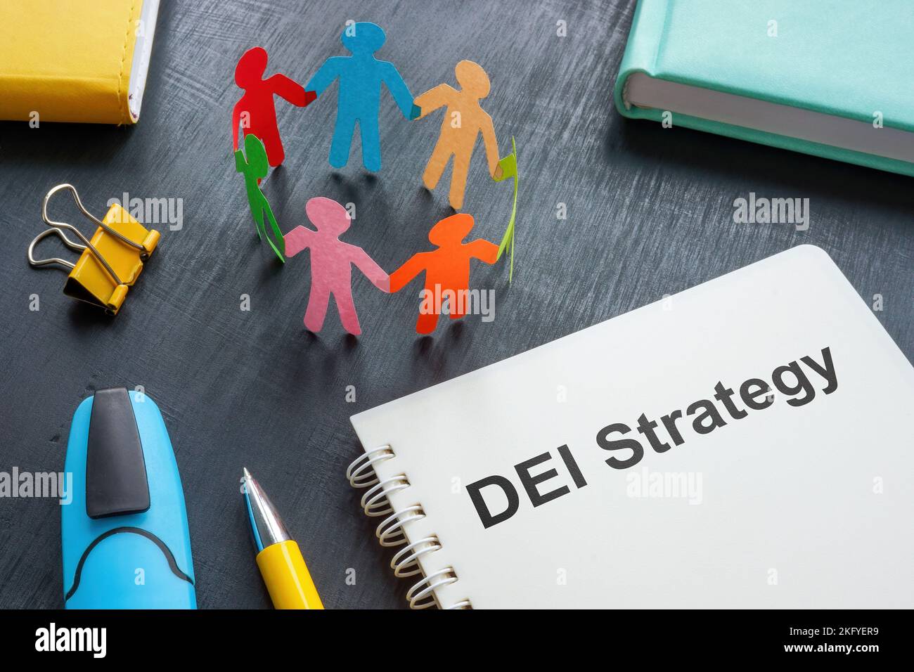 DEI-Strategieplan und Notizblöcke auf dem Schreibtisch. Stockfoto