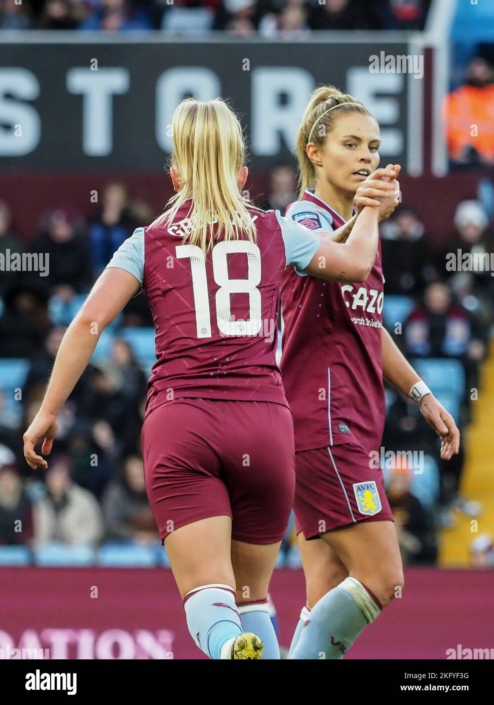 Birmingham, Großbritannien. 20.. November 2022. Birmingham, England, November 20. 2022: Freya Gregory (18 Aston Villa) und Rachel Daly (8 Aston Villa) in Aktion während des Barclays FA Womens Super League Spiels zwischen Aston Villa und Reading im Villa Park in Birmingham, England (Natalie Mincher/SPP) Credit: SPP Sport Press Photo. /Alamy Live News Stockfoto