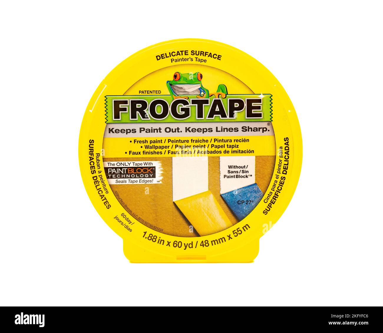 Eine Rolle von Frogtape Painter's Masking Tape für empfindliche Oberflächen, um Linien gerade und scharf isoliert auf Weiß zu halten Stockfoto