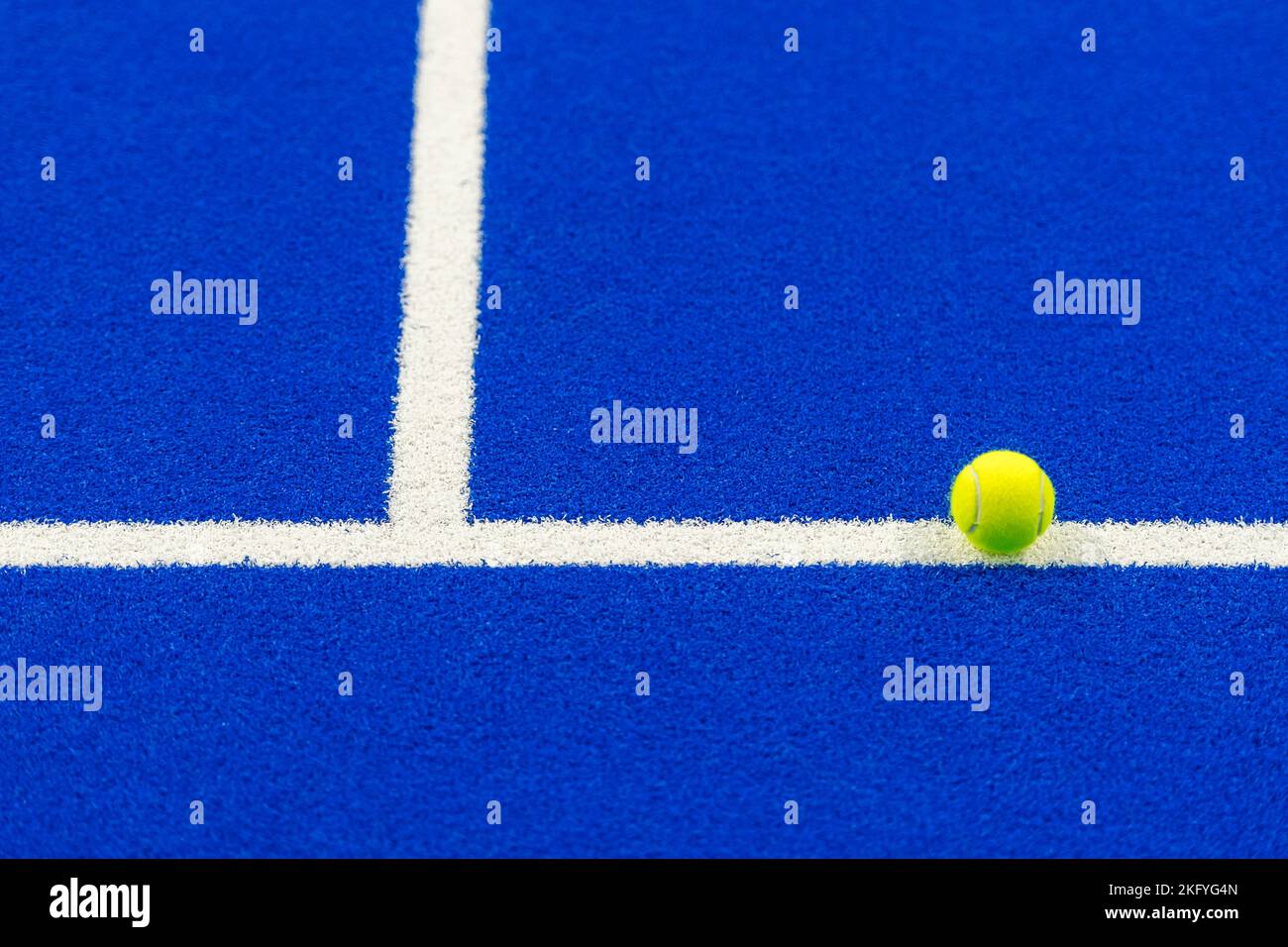 Paddle Tennis und Tennisball mit weißen Linien auf dem blauen Platz. Horizontales Sportposter, Grußkarten, Header, Website Stockfoto