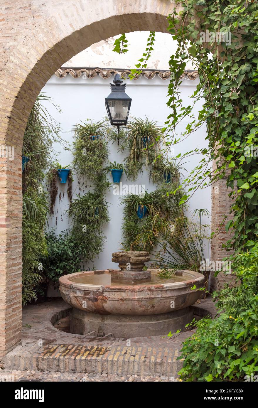 Brunnen in einer Terrasse in Cordoba, Andalusien, Spanien Stockfoto