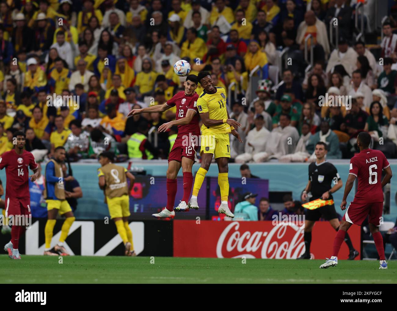 Al-Khor, Katar. 20.. November 2022; Al Bayt Stadium, Al Khor, Katar; FIFA Fußball-Weltmeisterschaft, Katar gegen Ecuador; Karim Boudiaf von Katar führt den Ball über Enner Valencia von Ecuador Credit: Action Plus Sports Images/Alamy Live News Stockfoto