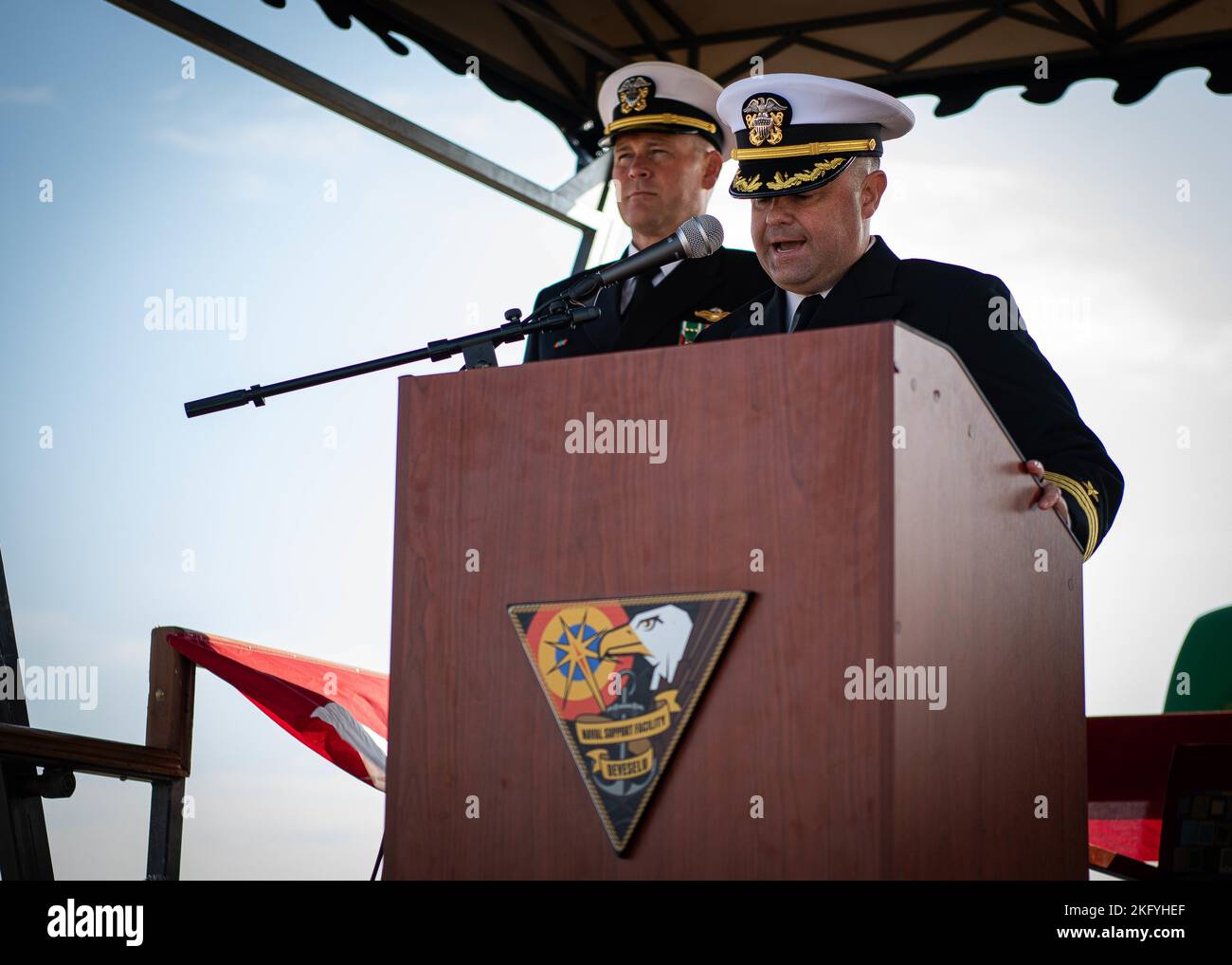 221014-N-DK722-1008 MARINE SUPPORT FACILITY DEVESELU, RUMÄNIEN (OKT 14, 2022) Bef. Jonathan P. Schermerhorn hält eine Rede während einer Regierungswechsel des US-amerikanischen Raketenabwehrsystems Aegis Shore Romania (USAAMDSRO) auf der Naval Support Facility (NSF) Deveselu, Rumänien, am 14. Oktober 2022. AAMDS steht unter der operativen Kontrolle der US Naval Forces Europe mit Sitz in Neapel, Italien, und ist Teil des European Phased Adapted Approach (EPAA), der europäische NATO-Verbündete und US-Streitkräfte in der Region schützt. Stockfoto