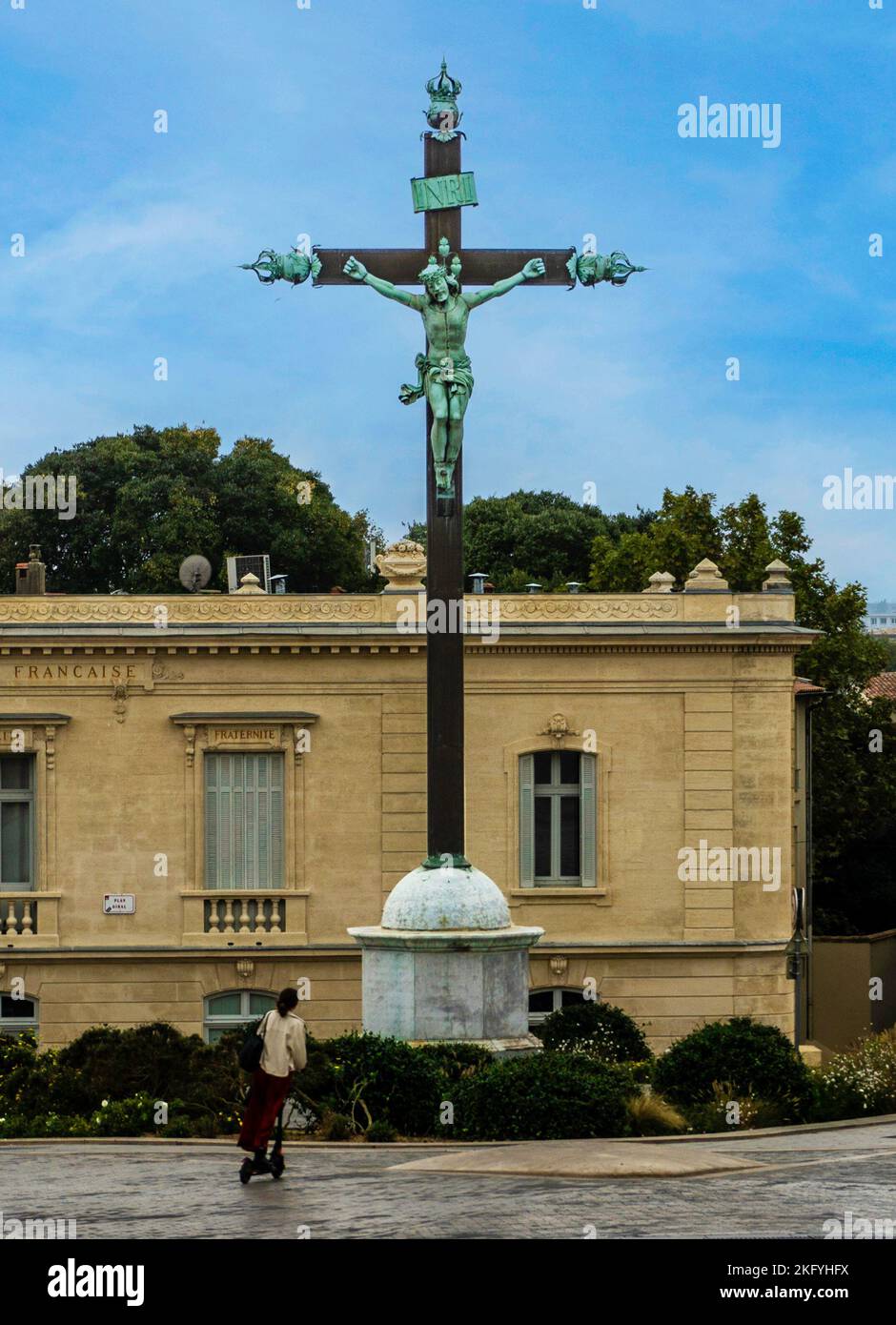 Eine Frau, die die Statue der Kreuzigung Christi in Montelier, Frankreich, anschaut. Stockfoto
