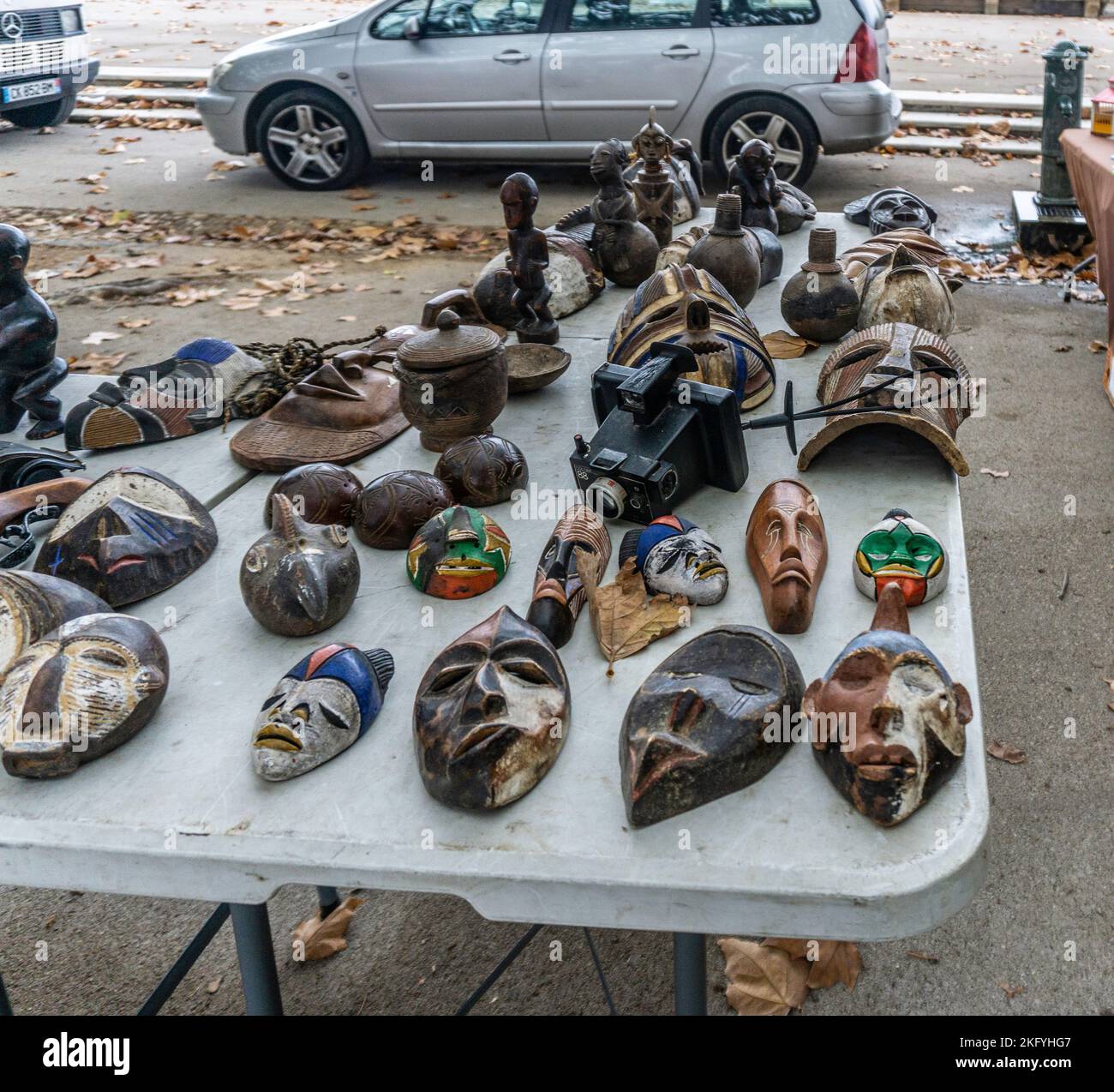 Der Sonntagsflohmarkt im Peyrou in Montpelier, Frankreich. Ein großer Markt, der eine große Auswahl an Artikeln verkauft. Unter den Produkten sind hier Keramik Gesichtsmasken. Stockfoto