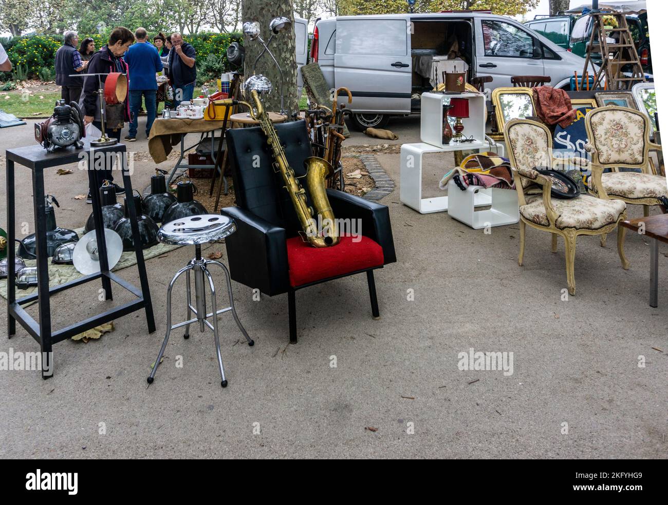 Der Sonntagsflohmarkt im Peyrou in Montpelier, Frankreich. Ein großer Markt, der eine große Auswahl an Artikeln verkauft. Unter den Gegenständen ist hier eine alte Klarinette. Stockfoto