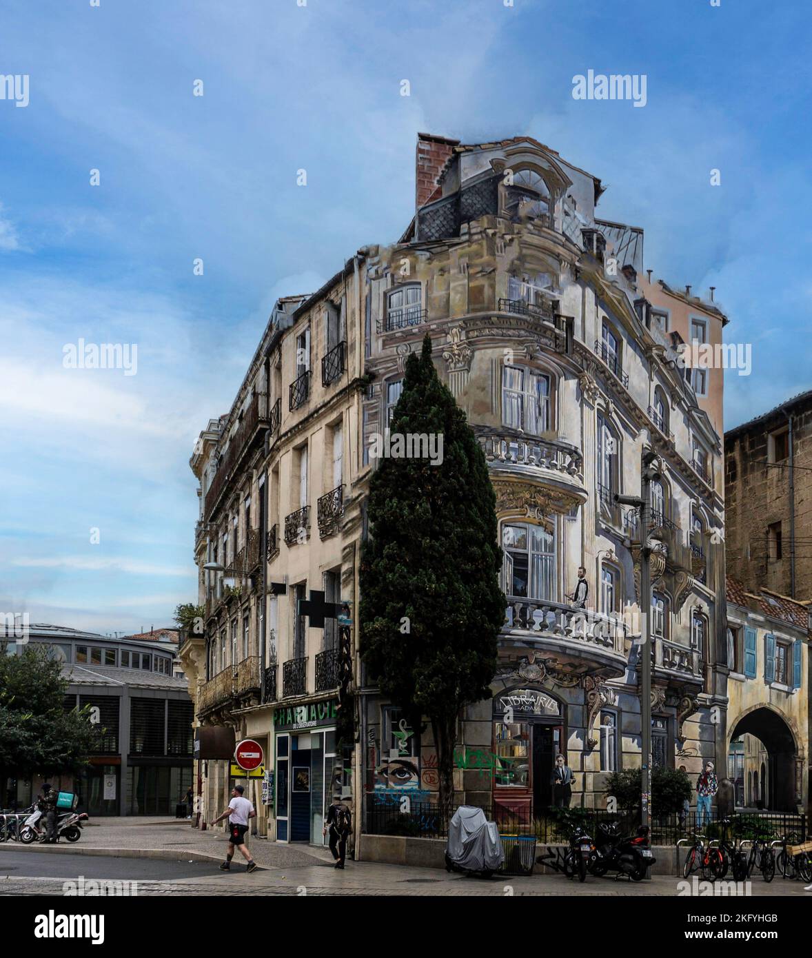 Die Street Art von Montpelier, Frankreich. Trompe l’oeil, ein künstlerischer Begriff, der die hier geschaffene optische Illusion beschreibt, entsteht die Szene auf einem Gebäude Stockfoto