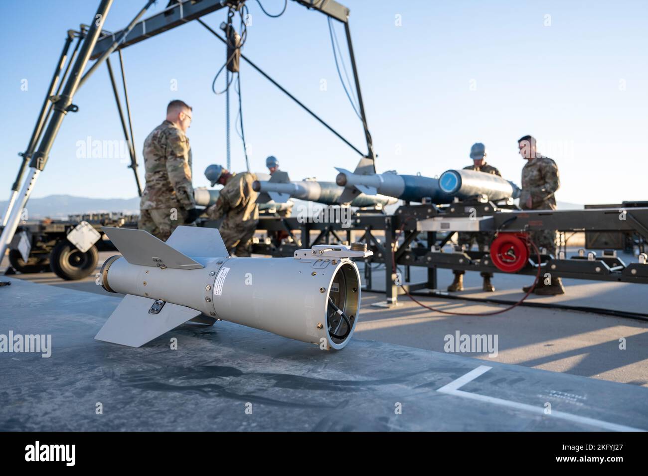 Munitions Systems Airmen mit dem 124. Munitions Flight stellen während des Ammo Rodeo 2022, Gowen Field, Boise, Idaho, 15. Oktober, eine GBU-38 Bombe zusammen 2022. Das Rodeo ist eine jährliche Trainingsveranstaltung, bei der Airmen ihre Trainingszeit damit verbringen, eine Vielzahl von Flugzeugmunition zu montieren. Stockfoto