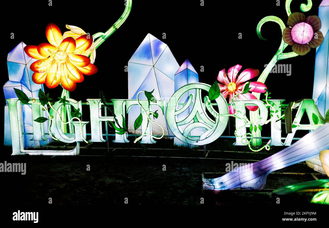 London, England - 26 2021. Dezember: Lightopia illuminated Text auf der Lichtausstellung im Crystal Palace, London Stockfoto