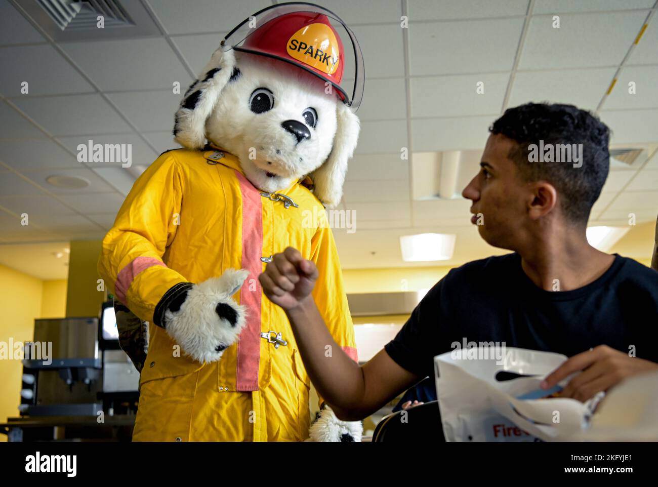 Sparky the Fire Dog, das Maskottchen der National Fire Protection Association, begrüßt einen Flieger mit dem 156. Flügel während einer Fire Prevention Week Orientierung in der Muñiz Air National Guard Base, Carolina, Puerto Rico, 15. Oktober 2022. Die Brandverhütungswoche ist eine bundesweite jährliche Initiative, die sich der Aufklärung der Menschen über verschiedene vorbeugende Maßnahmen zur Schaffung einer brandschutzwürdigen Arbeits- und Wohnumgebung widmet. 156. Flügel, All-Call, Bucaneros, Brandschutz, PRANG, Sicherheit, Stockfoto