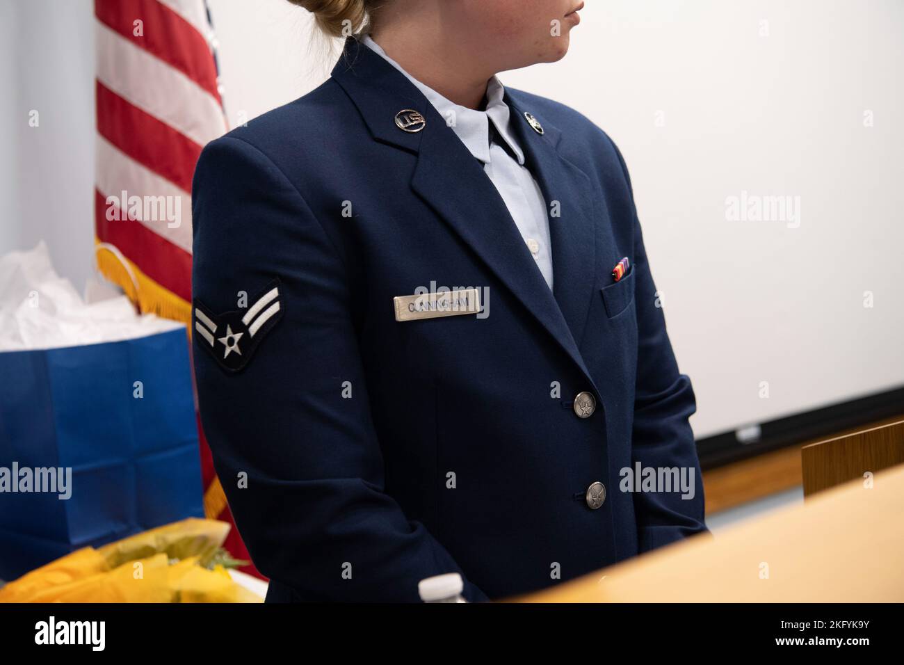 US Air Force Airman First Class Hannah Cunningham,110. Medizintechniker der Medical Group führt während der Ruhestandszeremonie auf der Battle Creek Air National Guard Base, Michigan, am 15. Oktober 2022 den Zeremonienmeister ihres Vaters, LT. Col. Edward Cunningham, 110. Wing Chief of Safety, durch. Cunningham hat sich ein Jahr zuvor eingesandt und eine Familientradition des Militärdienstes fortgeführt. Stockfoto