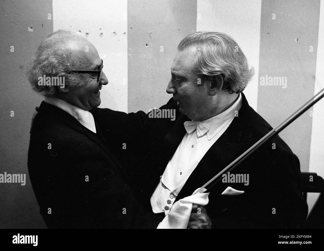 Der amerikanische Schauspieler und Regisseur Lee Strasberg (links) trifft den amerikanischen Violinisten Isaac Stern im Teatro Coliseo camerino nach einer Stern-Istomin-Rose-Trio-Vorstellung in Buenos Aires, 1970 Stockfoto