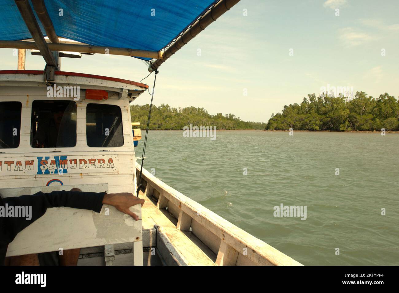 Ein Mietboot segelt auf der Sunda Strait, im Hintergrund der Handeuleum Island, einem Teil des Ujung Kulon Nationalparks in Pandeglang, Banten, Indonesien. Stockfoto