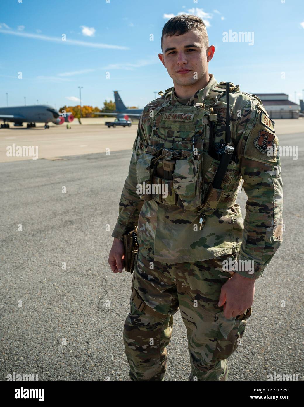 Pennsylvania Air National Guardsman, Airman 1. Class Timothy Abraham, zugewiesen an den 171. Air Tanken Flügel, posiert für ein Foto, 15. Oktober 2022 in der Nähe von Pittsburgh, Pennsylvania. Pennsylvania Air National Guardsman, Airman 1. Class Timothy Abraham, der dem 171. Air Betanking Wing, Security Forces Squadron, zugewiesen wurde, ist seit fast zwei Jahren Verteidiger. Er nahm an der Salisbury-Elk Lick Junior/Senior High School, Salisbury, Pennsylvania, Teil. Er arbeitete für einen Abschluss in Strafjustiz am Allegheny College Maryland, hat aber eine Pause gemacht, um die Ausbildungsanforderungen als Verteidiger zu erfüllen Stockfoto