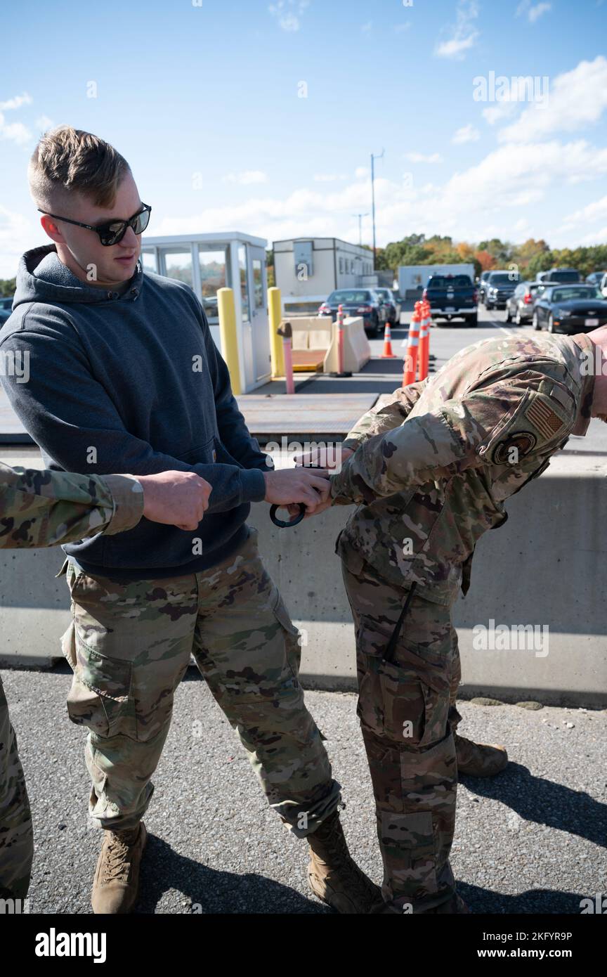 Pennsylvania Air National Guardsman, Staff Sgt. Jerrad Scone, der dem 171. Air Betanking Wing Wing zugewiesen wurde, zeigt, wie man eine kämpferische Person während eines unbefugten Eintritts in eine Übung in einem eingeschränkten Bereich am 15. Oktober 2022 in der Nähe von Pittsburgh, Pennsylvania, effektiv kontrollieren kann. Foto der Pennsylvania Air National Guard von Tech. Sgt. Bryan Hoover) Stockfoto