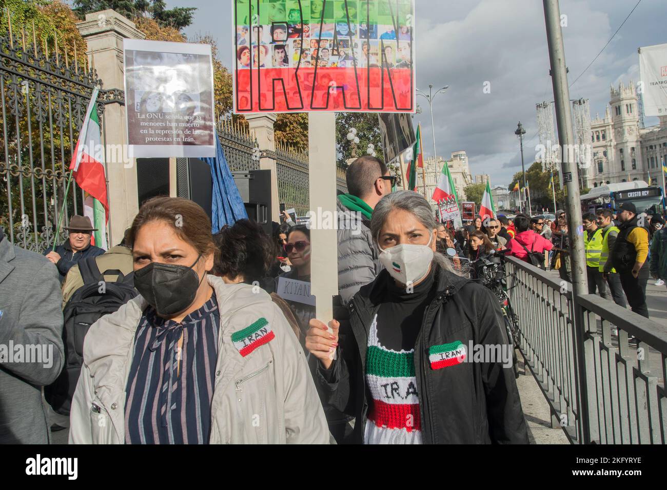 Madrid, Madrid, Spanien. 19.. November 2022. Mehrere hundert Iraner und ihre Anhänger demonstrierten gegen das, was sie Massaker der iranischen Behörden seit dem Tod von Mahsa Amini in moralischer Polizeihaft nannten.die Demonstranten gingen entlang der Gran ViÂ-a, einer der Hauptstraßen der Stadt, und riefen: "Für die Frauen des Iran, für Gerechtigkeit im Iran!", "Frau, Leben, Freedom''' und einige Slogans gegen die spanische Regierung, die einige die diplomatischen Beziehungen zum Iran abbrechen wollen. Seit Beginn der Proteste vor zwei Monaten, accor, sind mindestens 342 Menschen in iranischen Sicherheitskräften getötet worden Stockfoto