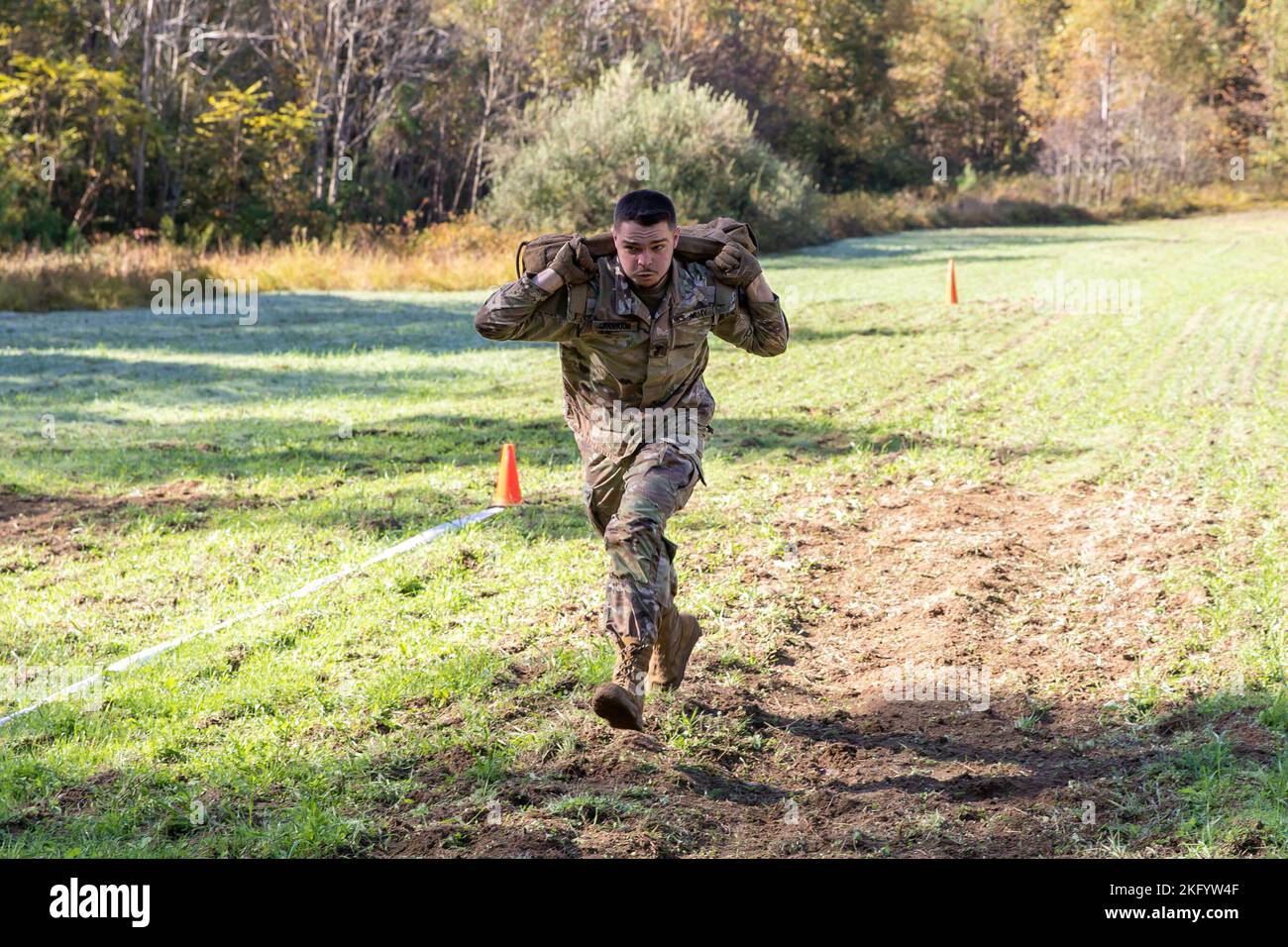 Cadet Issa Ghannoum, University of Richmond, nimmt am 15. Oktober in Fort A.P. an der 4. Brigade's Army ROTC Ranger Challenge Teil Hügel. Bei diesem zeitlich festgelegten Staffellauf hatte jedes Teammitglied eine Reihe von drei anstrengenden Übungen absolviert. Am zweiten Wettkampftag kämpften Teams in zehn verschiedenen Veranstaltungen, bevor sie ihren Tag mit einem 6-Meilen-Ruck ausendeten. Die beiden besten Teams repräsentieren 4. Brigaden beim Sandhurst Military Skills Competition, der im April 2023 an der West Point Military Academy stattfand. | Foto von Sarah Windmueller, U.S. Army Cadet Command Public Affairs Stockfoto