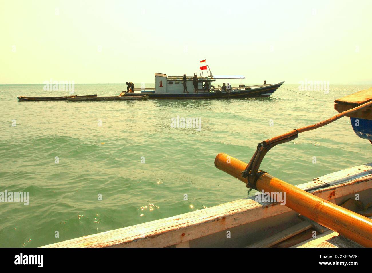 Mieten Sie Boote auf der Sunda Strait in der Nähe von Handeuleum Island, einem Teil des Ujung Kulon National Park in Pandeglang, Banten, Indonesien. Stockfoto
