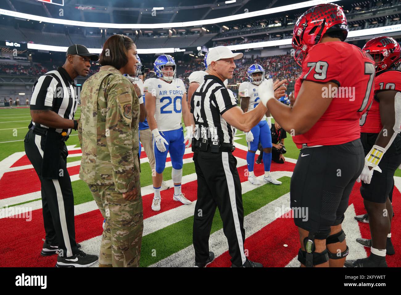 US Air Force Chief Master Sgt. Adrienne Warren, Kommandochefin des Expeditionary Wings 432./432., nimmt an einem Münzwurf für das Eröffnungsspiel des Fußballspiels im Allegiant Stadium in Las Vegas, Nevada, am 15. Oktober 2022 Teil. Warren nahm an dem Spiel zur Unterstützung der Fußballmannschaft der United States Air Force Academy Teil, als sie sich gegen die University of Nevada, Las Vegas, aussagten. Stockfoto