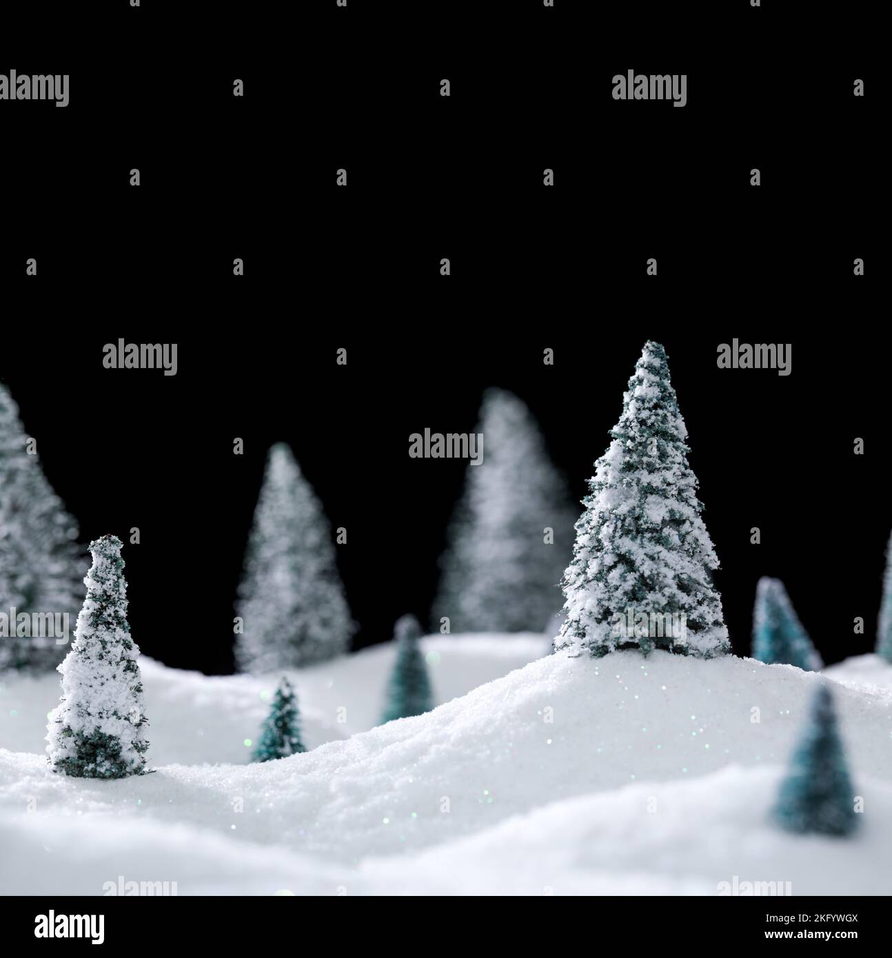Winterwunderland mit Bäumen und strahlend weißem Schnee. Leeres Leerzeichen oben für Text. Stockfoto
