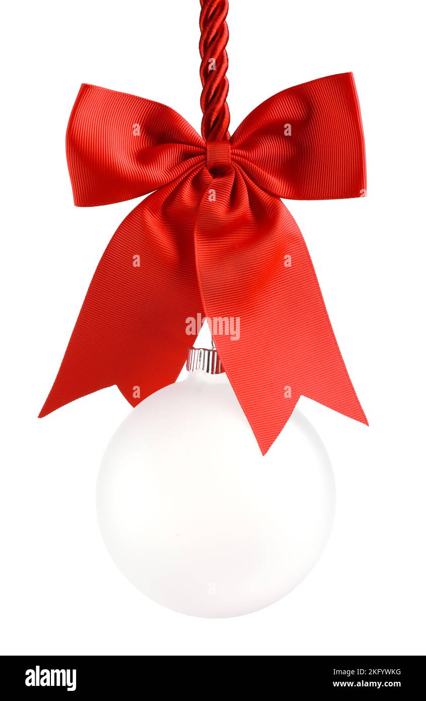 Klares Weihnachtsornament, das an einem glänzenden roten Band und einer Schleife hängt. Leerer Raum in der Kugel für Text oder Produkt. Isoliert auf Weiß. Stockfoto