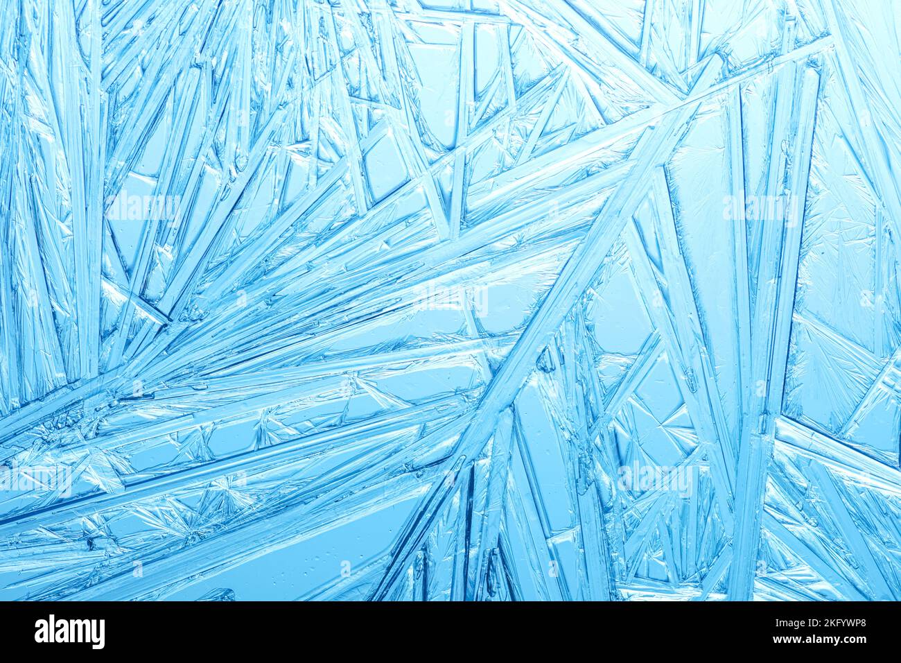 Winterfrost bedeckte Fenster mit einem Muster von Eiskristallen. Stockfoto