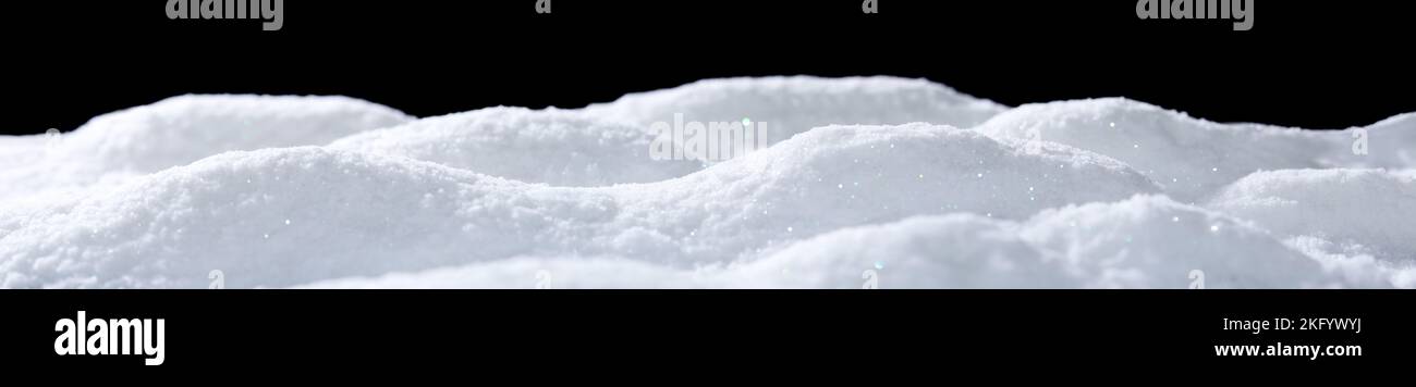 Banner von Schaumwein fuffy weißen Schnee Hügel isoliert auf Schwarz Stockfoto