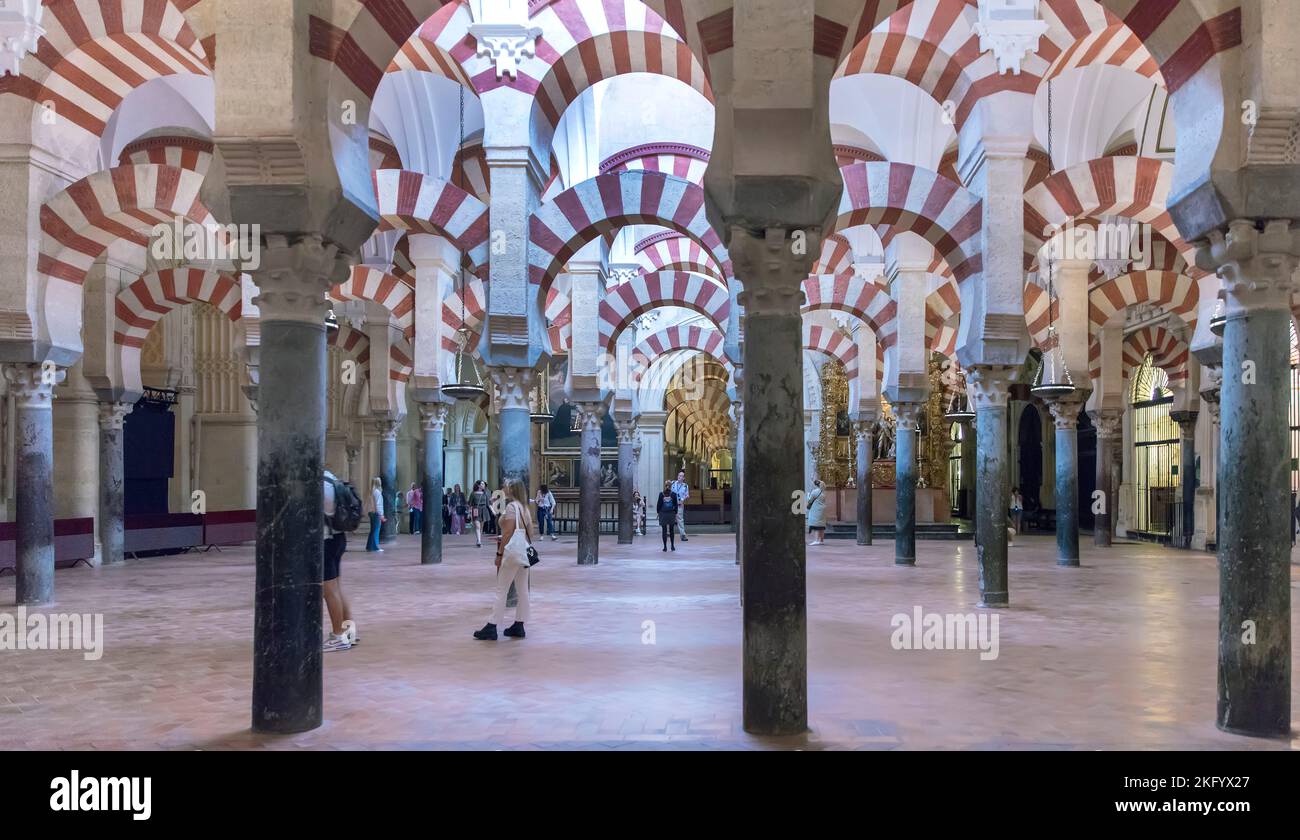 Zweistufige Säulen in der Hypostyle-Halle der Moschee-Kathedrale von Cordoba, Andalusien, Spanien Stockfoto