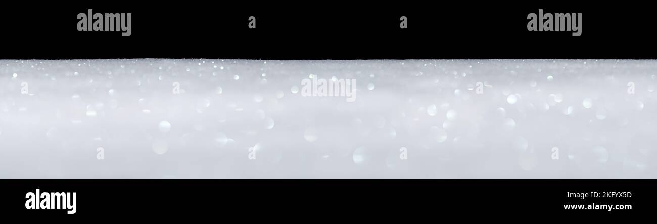 Banner von glatt glitzernden weißen Schnee isoliert auf schwarz Stockfoto