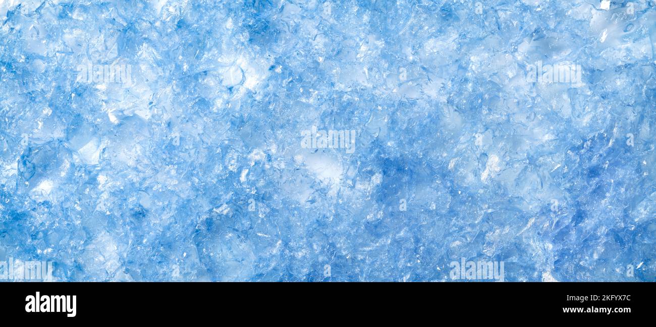 Textur aus schmelzendem blau-mattiertem Eis. Kalter oder gefrorener Winterhintergrund. Stockfoto