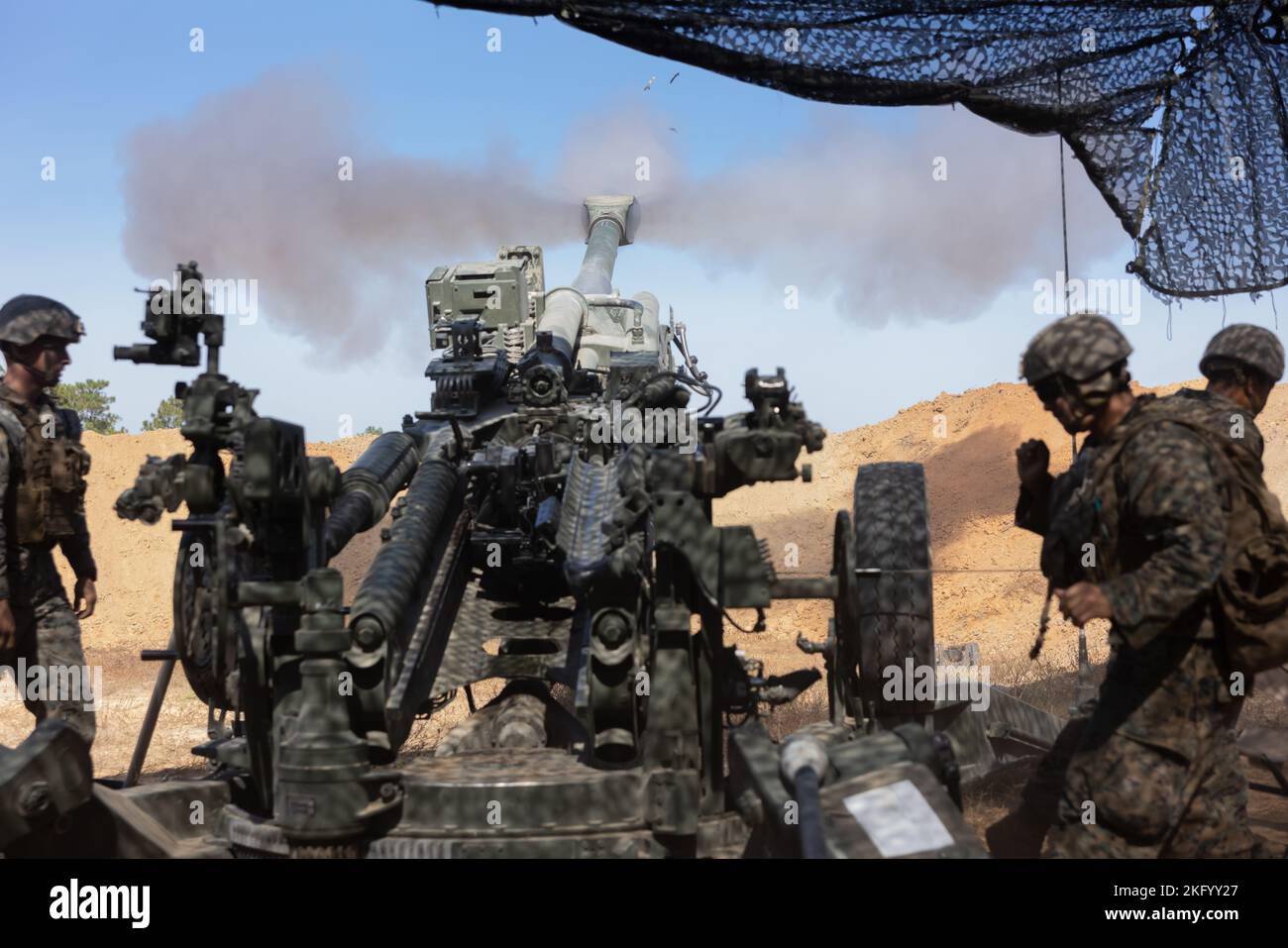 U.S. Marineinfanteristen mit 10. Marine Regiment, 2D Marine Division, feuern während M777 der Übung Rolling Thunder bei Ft. Bragg, North Carolina, 16. Oktober 2022. Bei dieser Übung handelt es sich um ein von der Marine 10. angeführtes Live-Feuer-Artillerie-Ereignis, bei dem die Fähigkeiten der Einheit, in einer simulierten Küstenumgebung gegen eine Peer-Bedrohung in einem dynamischen und multidomänen Szenario zu operieren, getestet wurden. Stockfoto