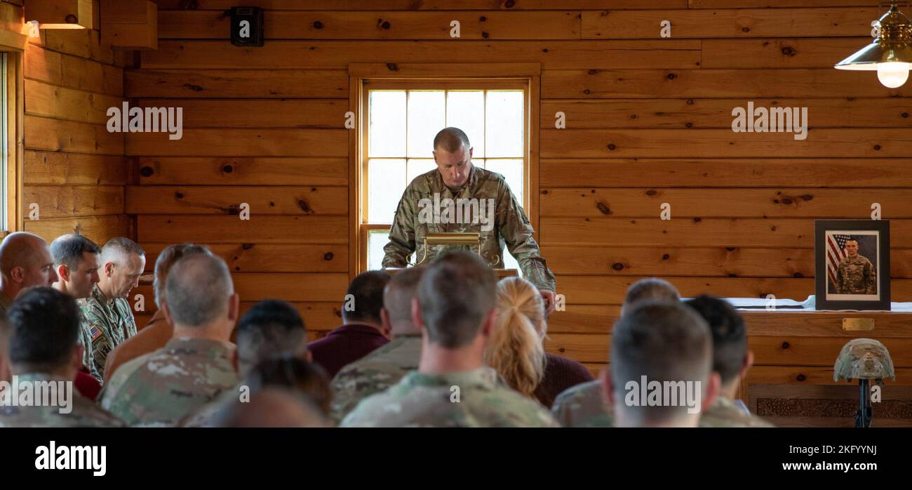 Soldaten, Freunde und Familienmitglieder der U.S. Army Sgt. Cody Surprise, Charlie Truppe, 1. Squadron, 172. Kavallerieregiment (Berg), 86. Infantry Brigade Combat Team (Berg), Vermont Army National Guard, versammeln sich zu einem Gedenkgottesdienst in der Ethan Allen Firing Range Chapel, Erech, V., 16. Oktober 2022. Kaplan der US-Armee (Maj.) Eric Stuepfert, Brigadekaplan, 86. IBCT (MTN), gibt eine Stellungnahme ab. Der Service umfasst die Einweihung des Lyndonville Armory Gym zu Ehren der Überraschung, die am 21. Mai 2022 durch einen Schwimmunfall ums Leben kam. Stockfoto