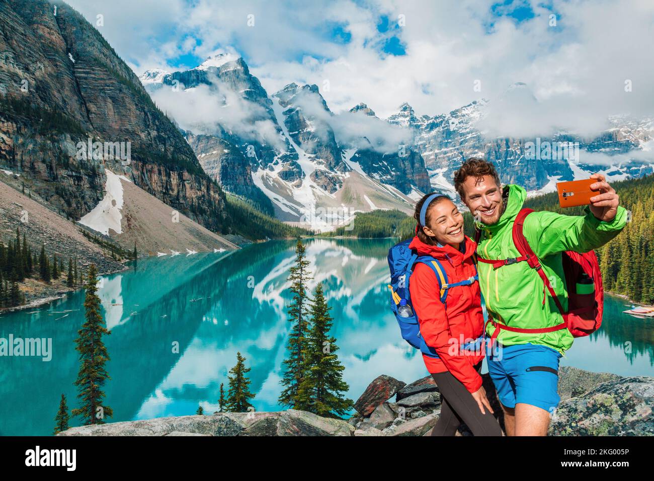 Moraine Lake paar Touristen, die Selfie-Fotos auf Kanada-Reise per Telefon machen. Junge Wanderer telefonieren gern in Banff Stockfoto