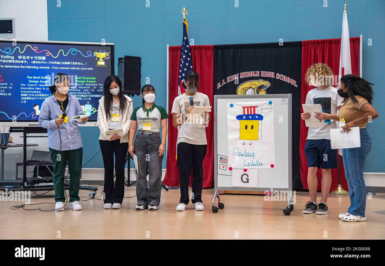 Japanische und amerikanische Studenten präsentieren ihr letztes Projekt während des MOFA/DODEA Youth Exchange Program 2022 auf der E.J. King Middle High School von Sasebo am 16. Oktober 2022. Während des zweitägigen Bildungs- und Kulturaustauschs schlossen amerikanische Schüler der E.J. King Middle High School und japanische Schüler der Sasebo-Schulen neue Freundschaften, indem sie Gruppenprojekte gemeinsam angehen und so die Beziehung zwischen der Basis und der lokalen Gemeinschaft stärken. DODEA, Flottenaktivitäten Sasebo, Japanisches Außenministerium, Jugendaustauschprogramm 2022, Kommandant, Studenten, Stockfoto