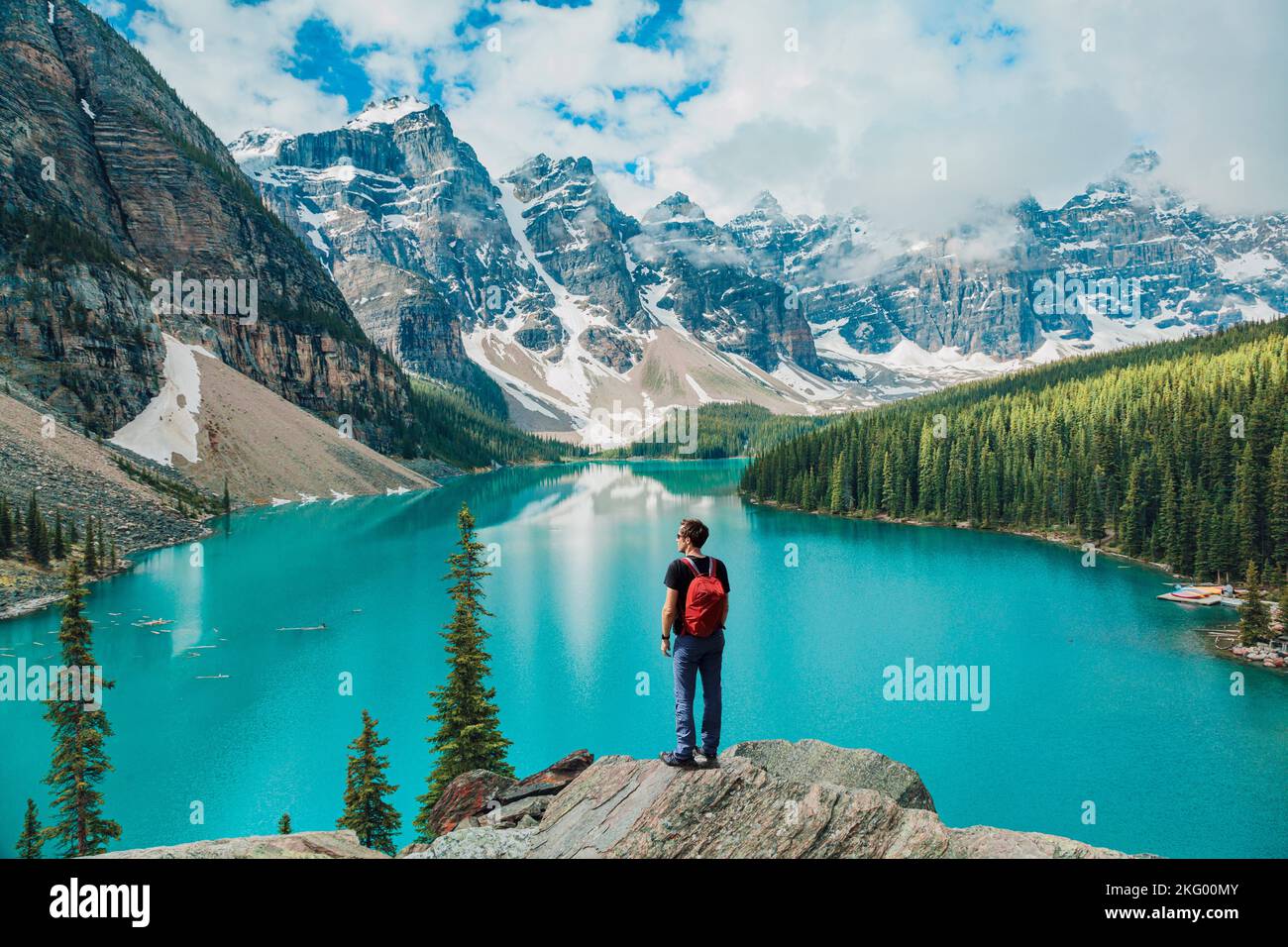 Kanadas Wandermann im Moraine Lake Banff National Park, Alberta. Kanadische rocky mountains Landschaft Menschen wandern mit Rucksack Lifestyle Stockfoto