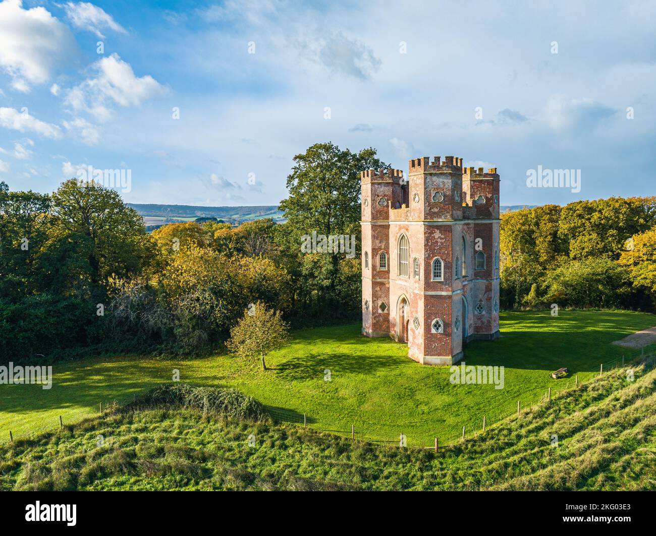 Der Belvedere Tower über dem Powderham Park von einer Drohne in Herbstfarben, Powderham Castle, Exeter, Devon, England Stockfoto