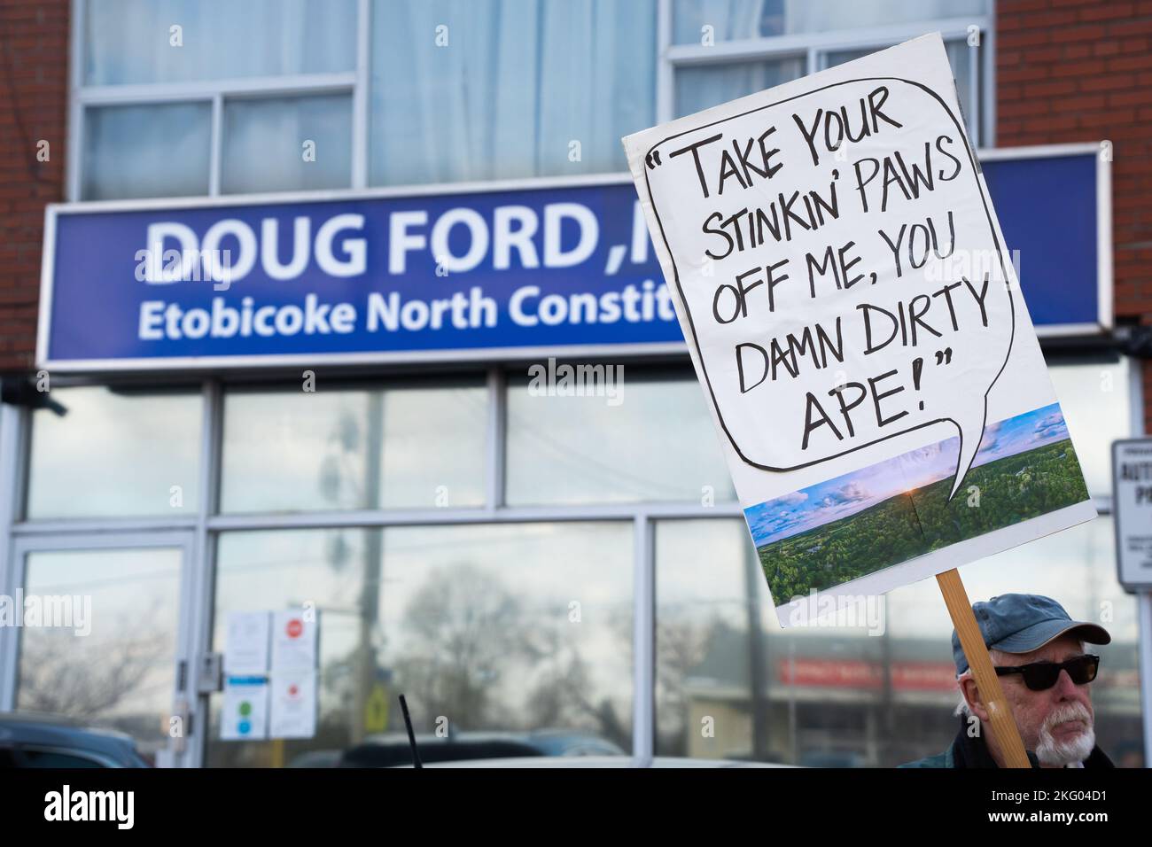 Ein Schild mit einem berühmten Planet der Affen Zitat bei einem Protest, auf dem der Ontario Premier Doug Ford den Greenbelt in Ruhe lassen soll. Stockfoto