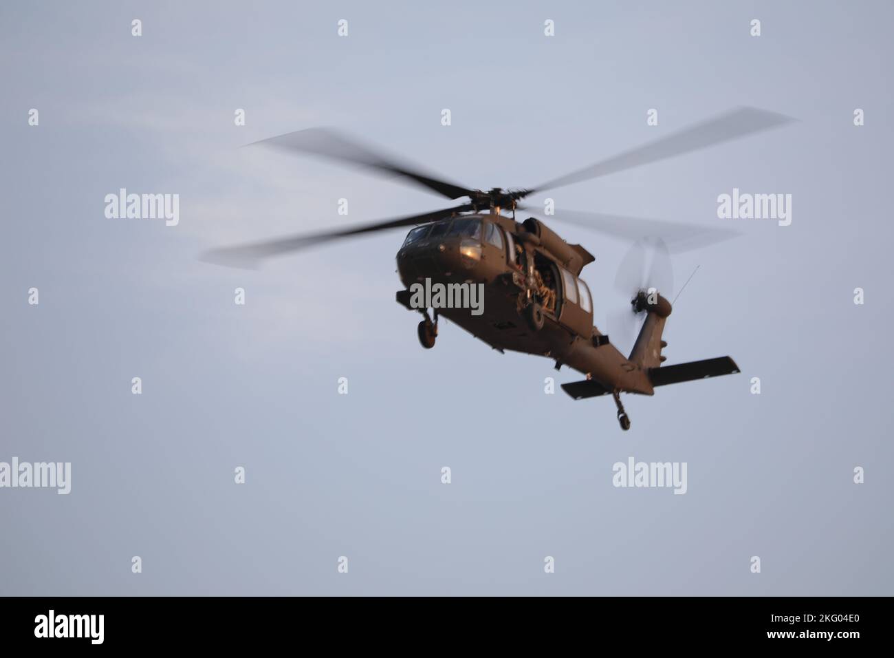 USA Der Hubschrauber der Army UH-60m Black Hawk führt einen Überflug der Udairi Landing Zone im Lager Buehring, Kuwait, am 17. Oktober 2022 durch. Der Black Hawk wurde von den Piloten der Task Force Rough Rider des Bataillons 3., des 142. Aviation Regiment, des Assault Helicopter Bataillons, das an die 36. Combat Aviation Brigade angeschlossen war, geflogen. An der Seite des Black Hawk flogen zwei US-Amerikaner Army AH-64E Apaches geflogen von Task Force No Mercy Piloten des Bataillons 1., 101. Aviation Regiment, Attack Helicopter Bataillon, befestigt an der CAB 36., und zwei italienische F-2000 Eurofighter Taifune geflogen von Jet Fighter Piloten der Task Group Typhoon, I Stockfoto